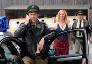 Moni hat Verstärkung für ihre Hunderettungsaktion angefordert. V.l.n.r. Hans Kneidl (Winfried Frey), Moni Riemerschmidt (Monika Gruber), Fred Müller (Johann Schuler).