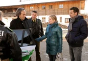 ARD STURM DER LIEBE FOLGE 1291, am Montag um 15:10 Uhr im ERSTEN. Lena (Johanna Bönninghaus, 2.v.r.) ist heilfroh, dass ihr Peiniger endlich gefasst ist: Nils' (Florian Stadler, r.) Vater Curd (Holger Gotha, 2.v.l.) wird von Polizisten (Komparsen) abgeführt.