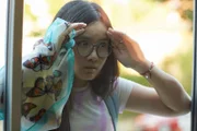 Châu (Ngoc Nhi Ha Tran) ist zu Milli gelaufen und sucht nach ihr. Sie macht sich Sorgen um ihre Freundin, die sie in letzter Zeit etwas vernachlässigt hat.