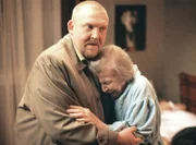 Kommissar Freddy Schenk (Dietmar Bär) tröstet seine Großmutter Margot (Helga Göring). Der plötzliche Tod ihres Mitbewohners Konstantin Baumeister hat ihr stark zugesetzt.