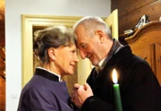 Alfons (Sepp Schauer, r.) und Hildegard (Antje Hagen, l.) versöhnen sich.