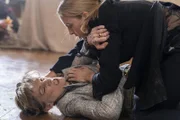 Dasha (Harriet Walter, l.); Villanelle (Jodie Comer,r.)