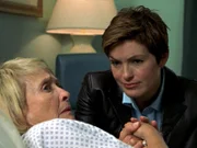 Bess Sherman (Jane Powell, li.) wurde Mi?handelt. Olivia (Mariska Hargitay, re.) versucht der alten Dame helfen...