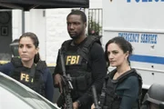 Während Nas Kamal (Archie Panjabi, r.), Zapata (Audrey Esparza, l.) und Reed (Rob Brown, M.) den Fortgang der Geiselnahme nur beobachten können, muss sich Weller samt Sprengstoffweste in die Höhle des Löwen wagen ...