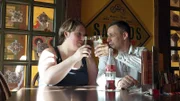 Carsten und seine Freundin Antje gönnen sich heute einen gemeinsamen Restaurantbesuch. Beide genießen das romantische Date in vollen Zügen.