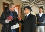 Moritz Eisner (Harald Krassnitzer, li.) und der Kriminaltechniker Slavik (Stefan Puntigam, re.) staunen nicht schlecht, als der iranische Diplomat Hossein Zadeh (Massud Rahnama) einfach so in die Ermittlungen eingreift.