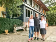 Ferienhaus Haseltal. Ursprünglich wollte Jeanette Krukow (links) nur drin wohnen, aber als 1999 Wanderer im ehemaligen Ferienheim die Jahrtausend-Wende feierten, war eine Geschäftsidee geboren. Seitdem vermietet sie. Zusammen mit ihrem Lebenspartner Ralf Scharf, der als Hausmeister begann und ihrer "Mutsch", die leckere Blech-Kuchen backt.