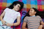 Châu (Ngoc Nhi Ha Tran, links) ist bei Milli (Marie Ngando Schröter, rechts) aufgetaucht, um sich mit ihr auszusprechen. Ihre Freundschaft hat in der letzten Zeit gelitten.