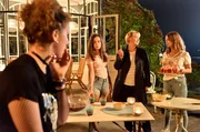 Johanna (Sofie Eifertinger, r.) hat ihre Freundinnen Sina (Daria von Loewenich, l.) und Caroline (Olivia Müller-Elmau, 2.v.l.) zu einer Übernachtungsparty eingeladen. Ihre Mutter Nele (Floriane Daniel, 2.v.r.) stört da nur.