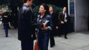 Die berühmte Schauspielerin Gloria Stanfield (Sherilyn Fenn, 2. v. l.) heiratet nach dem Tod ihres Mannes heimlich ihren minderjährigen Stiefsohn Kyle (Jonathan Bennett, l.). Nachdem die Detectives Benson (Mariska Hargitay, 2. v.  r.) und Stabler (Christopher Meloni, r.) dies herausgefunden haben, suchen sie nach den beiden.