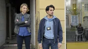 Tamara Meurer (Anja Pahl, l.) und Samir Amari (Skandar Amini, r.) schauen sich die Umgebung des Barbershops an. Es gibt einen Zeugen, der die Tat gesehen haben will.