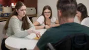 Martin Vesely mit seiner Familie beim "Mensch Ärgere dich nicht" spielen.