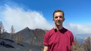 Eric Mayer ist auf La Palma unterwegs, um sich anzuschauen, wie die Insel ein Jahr nach dem Vulkanausbruch 2021 aussieht. Dabei trifft er Vulkanologe Jaime Colleo und die Kinder Vincent und Marta, die vom Ausbruch betroffen waren.