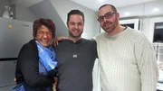 Bernd (Mitte) wird von seinen guten Freunden Johanna und Johannis unterstützt.