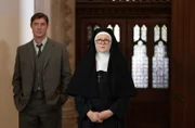 Di Sam Gillespie (Max Brown, li.), Sister Boniface (Lorna Watson, re.)