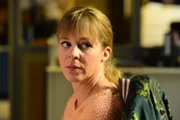 Angelika Flierl (Bernadette Heerwagen) fühlt sich ertappt, als ihr Kollege Harald Neuhauser sie auf  Datingportale anspricht.