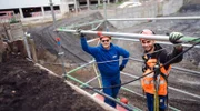 Profis am Gerüst: Ausbilder Michael (l.) mit Gerüstbauer-Azubi Vadzhib.