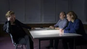 Tamara Meurer (Anja Pahl, r.) und Bernhard Henschel (Michael Lott, M.) befragen Robin Voigt (Daniel Noël Fleischmann, l.), einen Kleinkriminellen aus Potsdam. Er setzt kleinere Läden, wie den Barbershop, unter Druck und erpresst Schutzgeld.