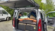Moderator Arndt Reisenbichler macht sich mit der Funktion seines Minicampers vertraut.