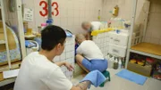 Gefangene im Waschraum des Männergefängnis in Taiwan