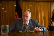 "Klartext": Konrad Naumann (Uwe Lach) bei einem Vortrag vor der "Akademie der Gesellschaftswissenschaften". Dort nimmt er kein Blatt vor den Mund. Er beklagt zum Beispiel die schlechte Versorgungslage und kritisiert die anwesenden Künstler und Wissenschaftler, denen er rät, mal richtig arbeiten zu gehen. Der Inhalt seiner Rede wird ihm Wochen später zum Verhängnis.