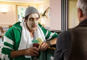 Staller (Helmfried von Lüttichau, r.) setzt sich mit orangefarbener Feuchtigkeitsmaske und Cocktail zu Robert Jung (Markus Böker, r.) an die Bar. Robert Jung erzählt ihm, dass sich Ute komisch benimmt und er sich nicht mehr sicher ist, ob er mit ihr die Beziehung weiter führen möchte. Weiteres Bildmaterial finden Sie unter www.br-foto.de.