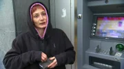 Carola ist verzweifelt, nachdem sie sich nach einem heftigen Streit von ihrem Freund Stefan getrennt hat und ausgezogen ist. Außerdem geht seit einiger Zeit kein Geld mehr auf ihrem Konto ein.