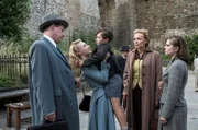 Ulla (2. v. l.: Elisa Schlott) versucht ihren Neffen (auf Arm: Leander Flores Müller) aufzumuntern, während Christel, Gundel und Anwalt Roters (v. r. n. l.: Vanessa Loibl, Katja Riemann, Benjamin Höppner) angespannt auf die Anhörung von Eduard Wolf warten.