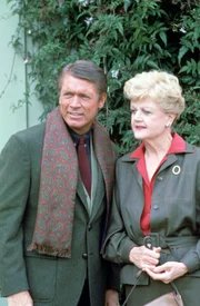 Jessica (Angela Lansbury, r.) soll für eine Fernsehshow interviewt werden. Schnell bemerkt sie, dass der Moderator Kevin Keats (Chad Everett, l.) verfolgt wird ...