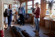 Pathologin Mai (Sina Wilke, l.) schildert den Kommissaren Stadler (Dieter Fischer, hinter, m.) und Winter (Vanessa Eckart, r.), den möglichen Tathergang im Fall des ermordeten Perchtenmaskenschnitzers Ferdinand Niedermayer (Komparse).
