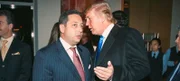 Der gebürtige Russe Felix Sater (2.v.l.) hat ein Büro im Trump Tower und betrieb aus einem Trump-Gebäude an der Wall Street ein Aktien-Betrugssystem.