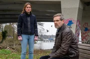 Nach langem Zögern trifft Lucy Elbe (Josephin Busch) sich mit ihrem Vater Jochen Nowak (Matthias Matschke).