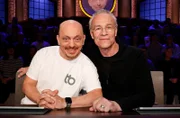 Zusammen im Team: Rateteam-Kapitän Bernhard Hoëcker (l.) und der Schauspieler Klaus Behrendt (r.).