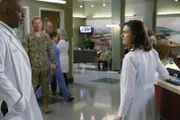Jackson kann es nicht glauben: April und Owen (Kevin McKidd, M.) sind zurück, während sich Richard (James Pickens, Jr, l.) große Sorgen um Amelia (Caterina Scorsone, r.) macht, die vor ihren Gefühlen davonzulaufen scheint ...