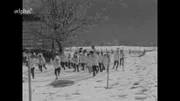 Die Krapfenschnapper sind unterwegs - ein Tiroler Winterbrauch, der im Entstehungsjahr des Films 1965 schon fast am Aussterben ist.