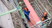 Spaß auf der Baustelle: Ausbilder Michael (l.) mit Gerüstbauer-Azubi Vadzhib.