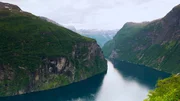 Flankiert von 1.700 Meter hohen Bergen gilt der Geiranger als spektakulärster unter den über 1.000 Fjorden.