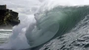 Riesenwelle vor der portugiesischen Atlantikküste bei Nazaré, das zu einem der Surfspots weltweit geworden ist.