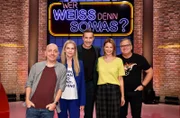 Moderator Kai Pflaume (M.) und seine Rateteam-Kapitäne Bernhard Hoëcker (l.) und Elton (r.) begrüßen in dieser Sendung die Schauspielerin und Sängerin Anna Loos (2.v.l.) und die Schauspielerin Jessica Schwarz (2.v.r.).