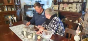 Hätten die Schlossherren vorher geahnt, wieviel Arbeit auf sie zukommt – sie würden wohl einen Bauernhof kaufen. Mittlerweile können René und Sandra Daalmann verschnaufen. Das Gröbste haben sie geschafft. Und ihr Schloss-Café mit Geschenkeladen läuft ziemlich gut.