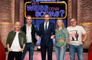 Moderator Kai Pflaume (M.) und seine Rateteam-Kapitäne Bernhard Hoëcker (l.) und Elton (r.) begrüßen in dieser Sendung den Schauspieler Ralf Bauer (2.v.l.) und die Schauspielerin Eva Habermann (2.v.r.).