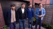 Die Brüder Harry (l.) und David Rich (r.) mit Neil und seinem Mitbewohner Jack +++ Die Verwendung des sendungsbezogenen Materials ist nur mit dem Hinweis und Verlinkung auf RTL+ gestattet.