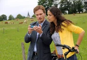 Rechtsanwalt Christian (Andreas Pietschmann) zeigt Lena (Nina Hartmann) Bilder des Ferienhauses, das er mieten wollte.