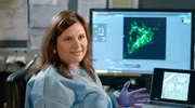 Dr. Angelika Rambold zeigt in einer lebenden Zelle, wie Mitochondrien funktionieren.