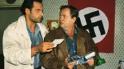Die Kommissare Kehler (Wolfgang Bathke, r.) und Eschenbach (Matthias Bullach) machen eine Hausdurchsuchung bei dem Neonazi Prolla, der des Mordes verdächtigt wird.