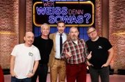Moderator Kai Pflaume (M.) und seine Rateteam-Kapitäne Bernhard Hoëcker (l.) und Elton (r.) begrüßen in dieser Sendung den Schauspieler Klaus Behrendt (2.v.l.) und den Schauspieler Dietmar Bär (2.v.r.).