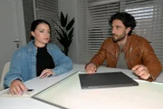 Emily (Anne Menden) ist trotz allem erleichtert, dass Tobias (Jan Kittmann) ihr hilft.