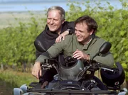 Thomas (Harald Krassnitzer, links) und sein Sohn Paul (Achm Schelhas) haben sich wieder versöhnt und haben viel Spaß miteinander. Thomas (Harald Krassnitzer, links) und sein Sohn Paul (Achm Schelhas) haben sich wieder versöhnt und haben viel Spaß miteinander.