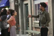 Sofia (Diane Guerrero, l.); Franco (Jermaine Fowler, r.)