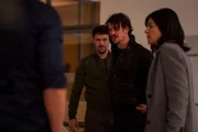 Mina Amiri (Jasmin Tabatabai, r.) und Alexander von Tal (Aleksandar Radenković, l.) können Benno Melzer (Florian Sumerauer, M.), den Ehemann der verschwundenen Julia Melzer, nur mit Mühe beruhigen.